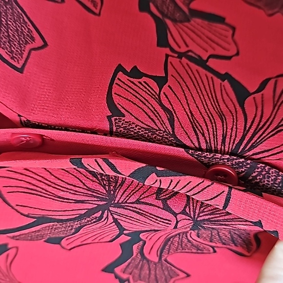 Coldwater Creek Classy NWT size small poinsettia button down blouse - Picture 4 of 9